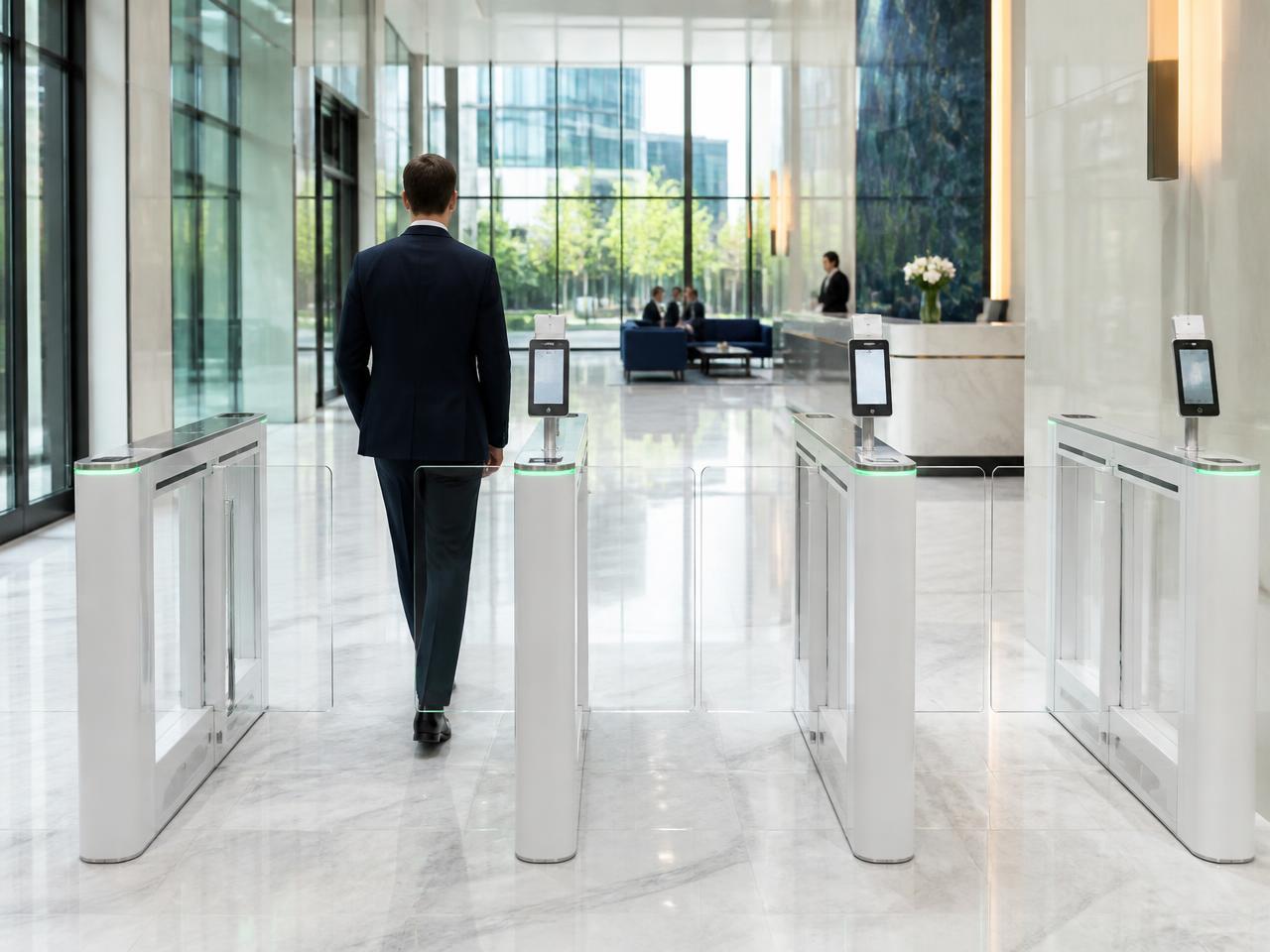 Catracas speed gate com leitor facial em lobby corporativo